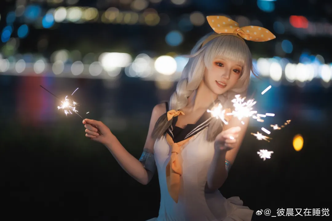这才不是穿给指挥官看的呢! 碧蓝航线@_彼晨又在睡觉