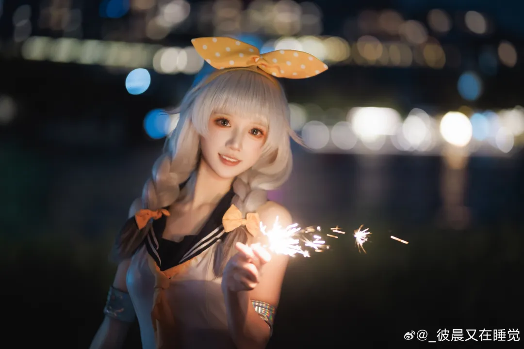 这才不是穿给指挥官看的呢! 碧蓝航线@_彼晨又在睡觉